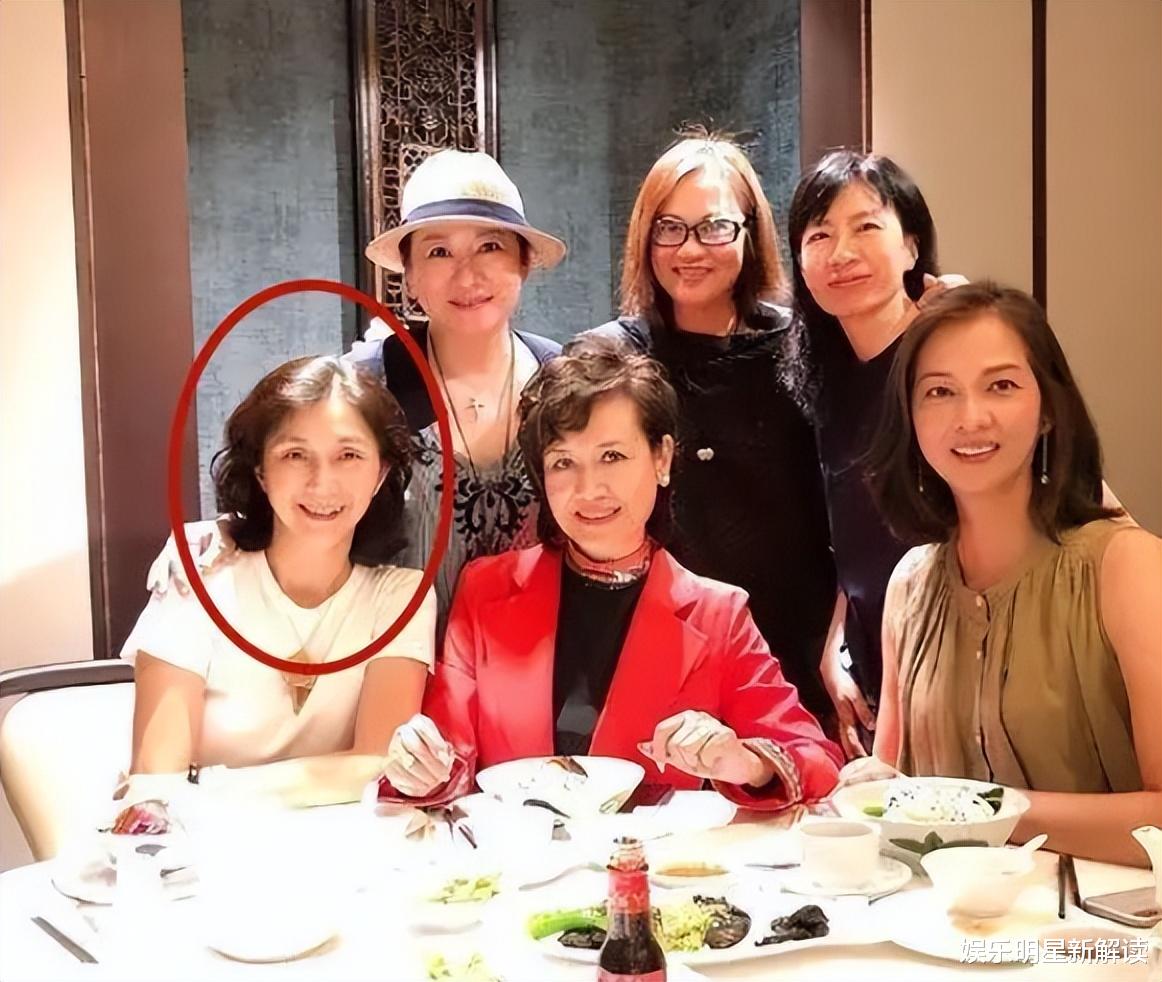 香港小姐|众港姐聚餐现身!叶倩文满头白发很优雅,朱玲玲让出C位仍吸睛