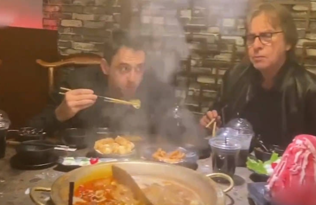 赵心童|奥沙利文赵心童吃火锅，“火老师”面授重要技巧，这顿饭值
