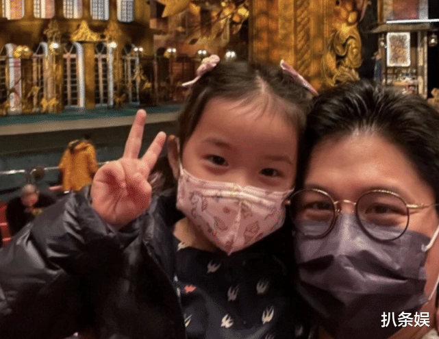 霍启刚|郭晶晶霍启刚爬山，夫妻俩带仨娃显忙乱，主动与路人招手超亲和