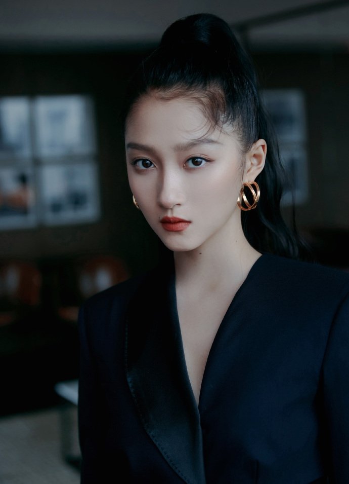 关晓彤|关晓彤西装马尾细高跟,尽显干练成熟美。