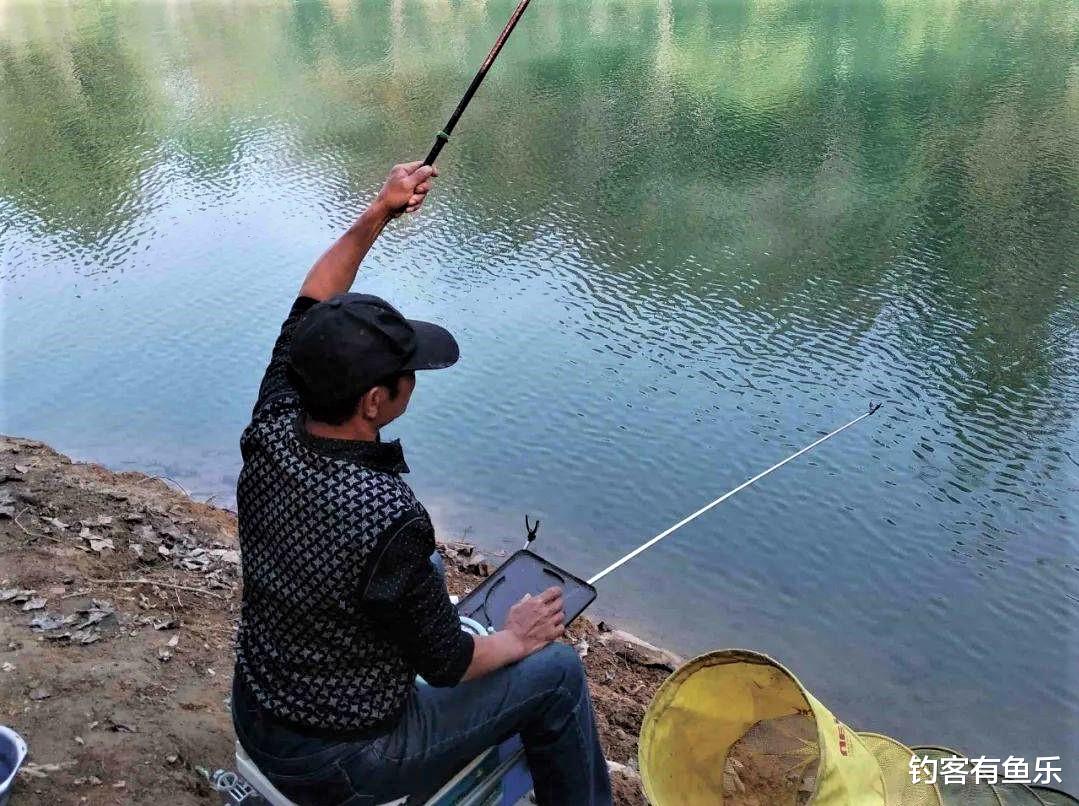 饵料|春季钓鱼应该注意些什么？鱼在起伏不定，你还在坚持钓底？