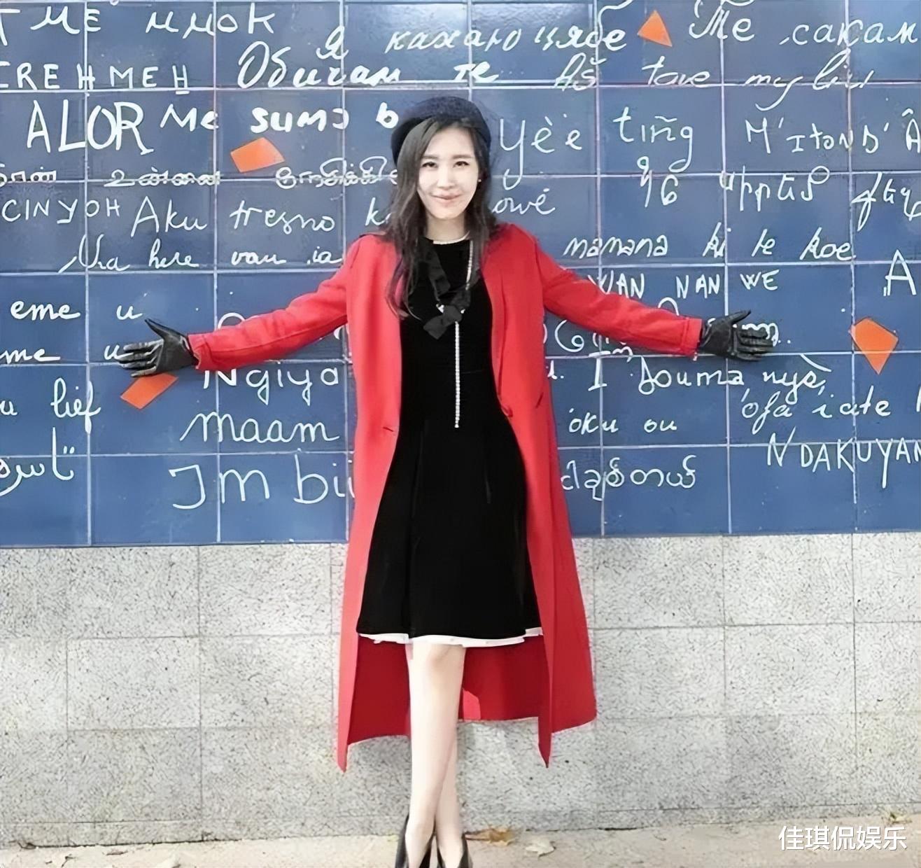 田朴珺|王石第二任妻子漫步在法国街头！打扮优雅，被爱情滋润就是不一样