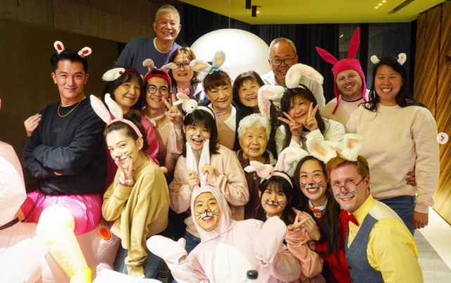 许玮甯|邱泽许玮甯甜蜜合照被曝光:陪老婆回娘家过年,与奶奶亲密出镜