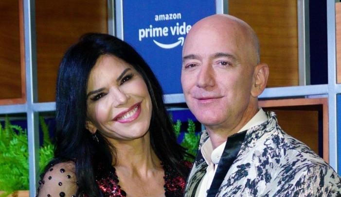 欧美明星|58岁世界前首富贝佐斯:把52岁的女友夸上天:她最慷慨心胸最宽广