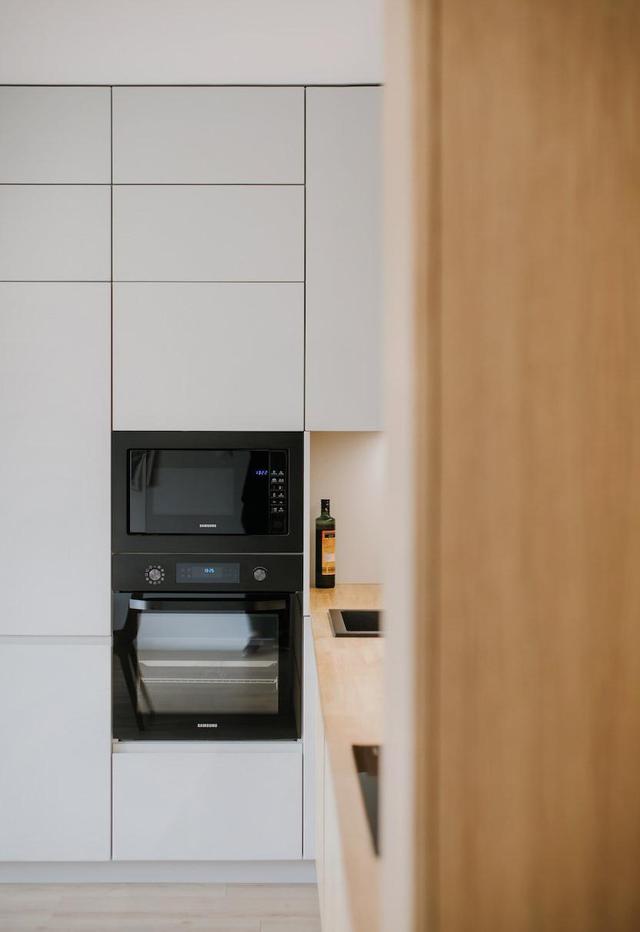 ?55平小户型,浅原木厨房和卧室,扩大空间还拥有大自然的舒适感