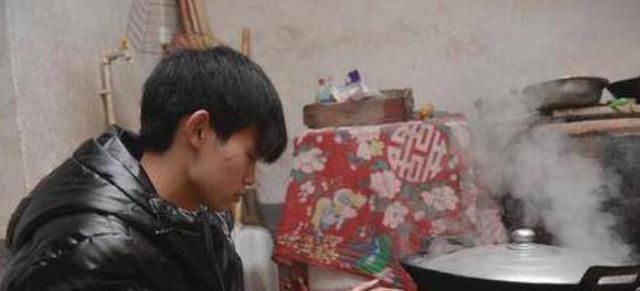 苏小宇:00后男孩养活一家4口,坐拥百万粉丝却靠捡垃圾为生