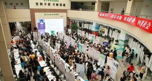 工地|年龄限制逐渐严格,35岁只能去工地搬砖,50岁连菜都卖不了?