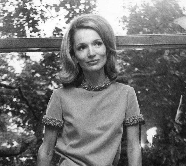 杰奎琳|1947年，18岁杰奎琳在社交舞会大出风头，3年后妹妹参加比她更美