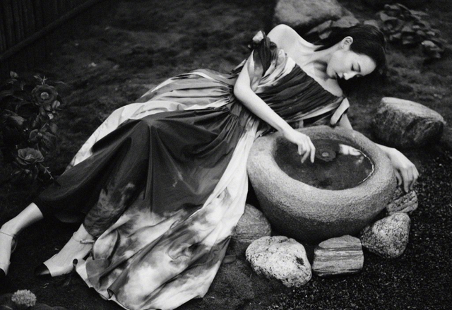 张钧甯|39岁张钧甯躺地上拍照，穿低胸吊带骨感十足，脖颈修长青筋好明显