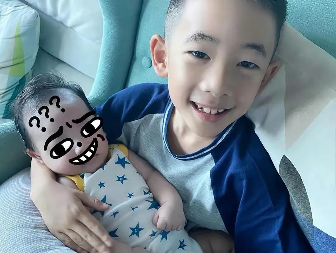 陈小春|陈小春俩儿子跳舞萌态十足,hoho像迷你版jasper,父子仨共用一张脸