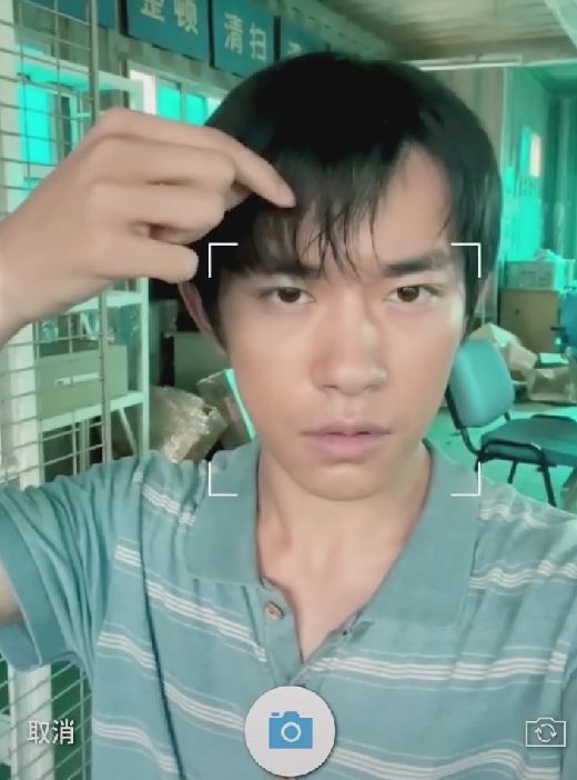 易烊千玺|河南小伙酷似易烊千玺走红,侧脸像厂长景浩,网友:千玺来拍戏了