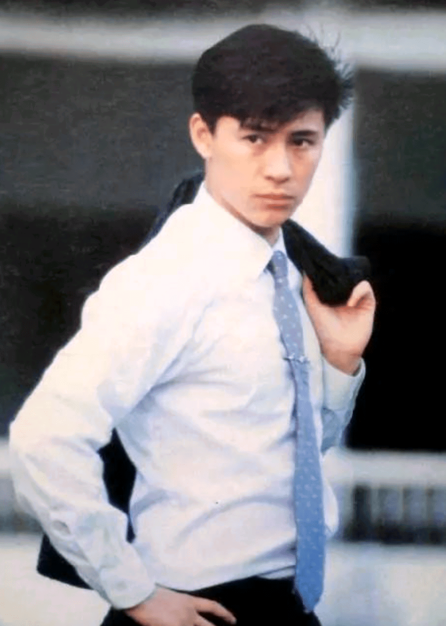 解晓东|54岁解晓东罕见露面模样大变！为安徽老家献唱，发福浮肿被疑整容