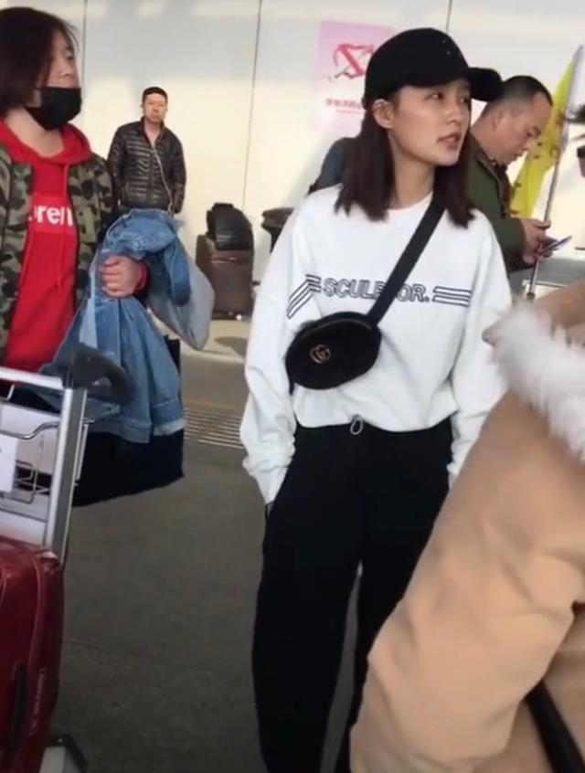 李沁|李沁路边等车，皮肤黝黑双手插口袋，少了“滤镜”庇佑像路人