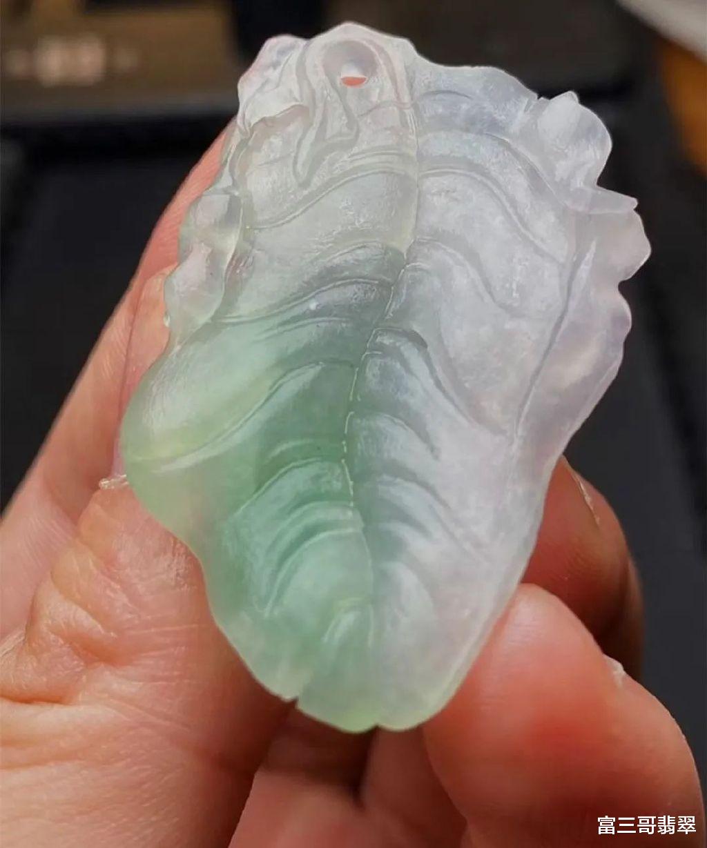 翡翠|玉赏 ▏一块豆绿色的翡翠料子，巧雕一鸣惊人，起货效果十分惊艳！