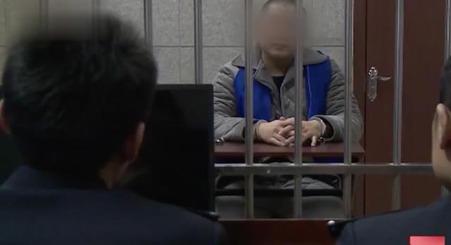 女子遭侵犯没声张,同村很多人都找她,03年丈夫联合妻儿合谋杀人