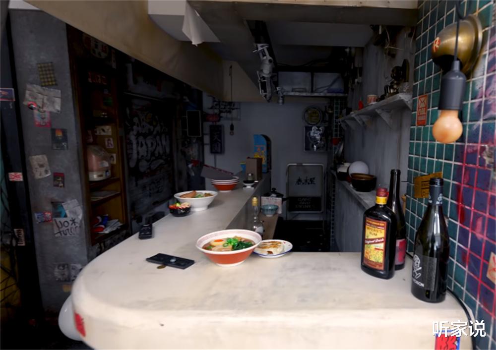 他在日本7.4级地震后,清理小公寓,锅碗瓢盆碎了一地,一片狼藉