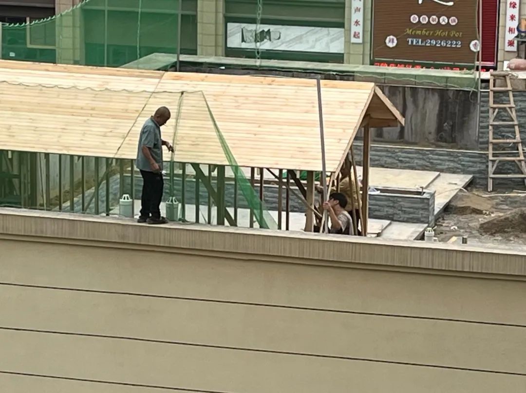 网友: 请查处南充锦华府小区15栋独栋商业三楼平台上的违法搭建建筑物