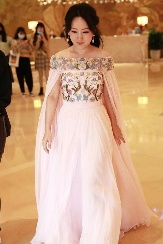 杨钰莹|杨钰莹这状态太让人羡慕！一袭裸粉色薄纱裙，50岁美成仙女下凡