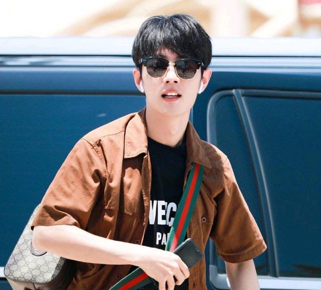 肖战|肖战读书日分享《一个愿望》，粉丝却心疼肖战变黑，很“夺笋”