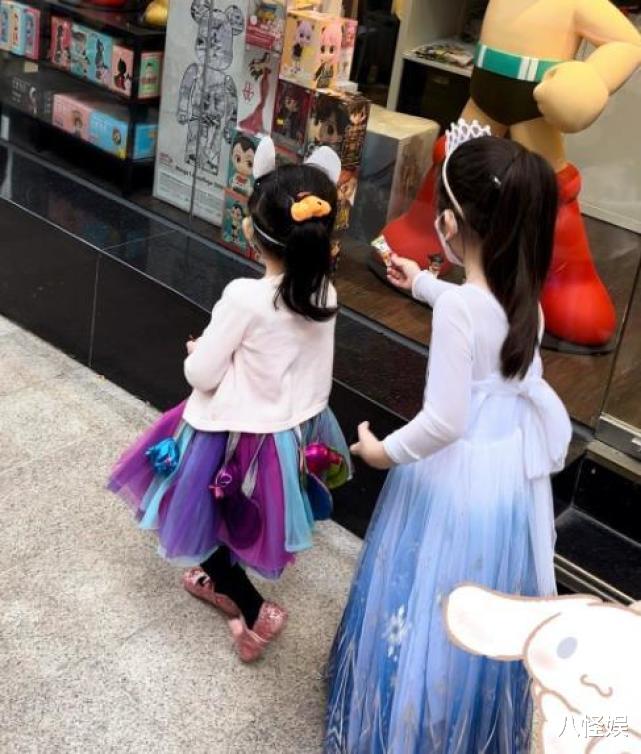 方媛|方媛带娃看演唱会,甜喊女儿小闺蜜,母女俩台下贴脸合照热情欢呼