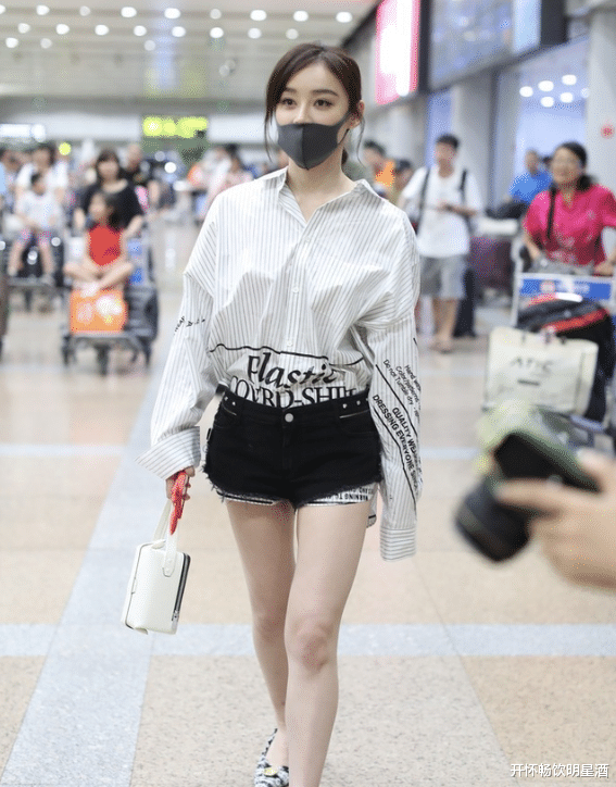 鸡蛋|“白加黑”的5厘米牛仔裤，袁姗姗的制服风光，网友：魅力十足！