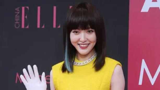 唐嫣 唐嫣还是穿亮一点更显年轻，黄裙配白手套个性摩登，少女感很强