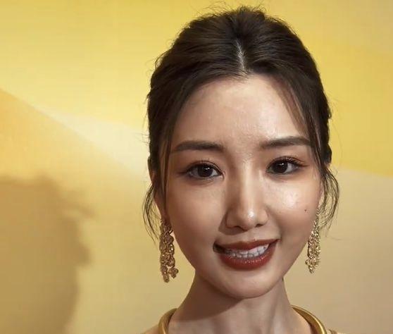 高圆圆|艺人金鸡奖受访被拍大头特写，baby法令纹尽显，高圆圆颜值大扣分