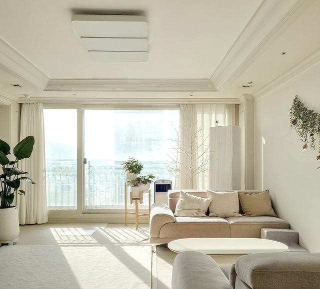 80㎡出租房,小姐姐花时间改造下,客厅只刷白墙,也足够舒适温馨