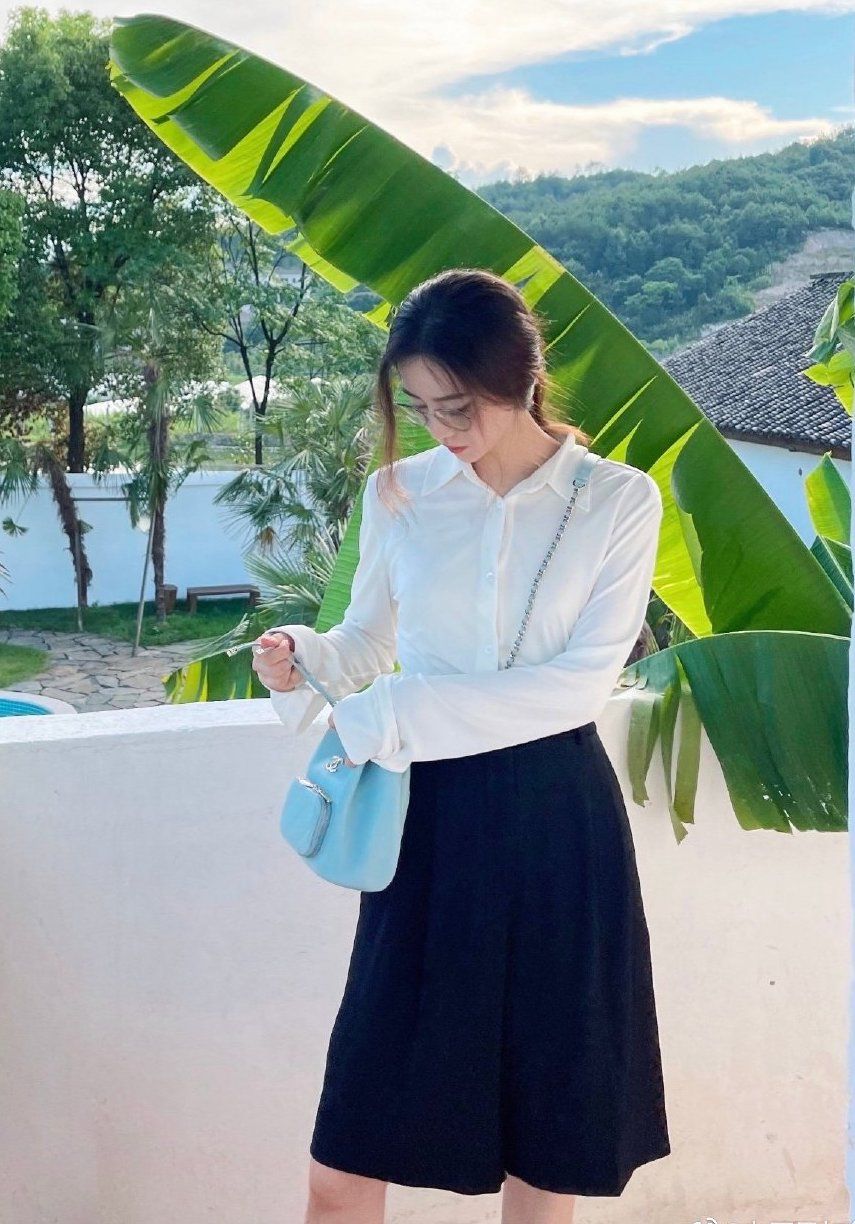 刘诗诗|刘诗诗近照好漂亮，穿防晒服与工作人员贴心合影，35岁气质绝美