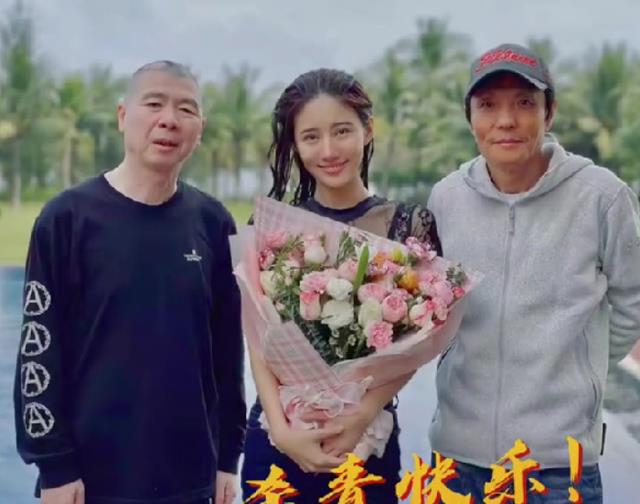 冯小刚|63岁冯小刚罕见露面，新剧杀青，穿拖鞋坐台阶上合影太随意