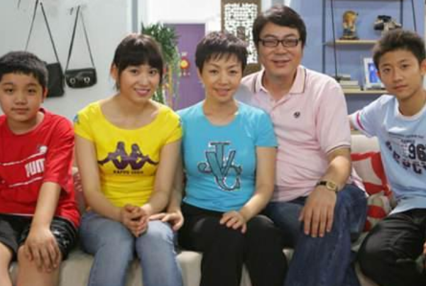 家有儿女|《家有儿女》中的小雪?，走红后遭男友暴打，如今沦落街头无人识