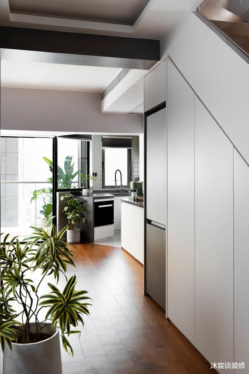 她家虽不大，但赢在简洁敞亮，温馨实用的空间住着很舒适，晒一晒