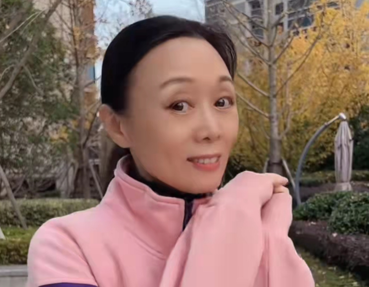 吴琼|60岁吴琼大街上跳舞惹争议，摇头晃脑抛媚眼被指没分寸，现住豪宅