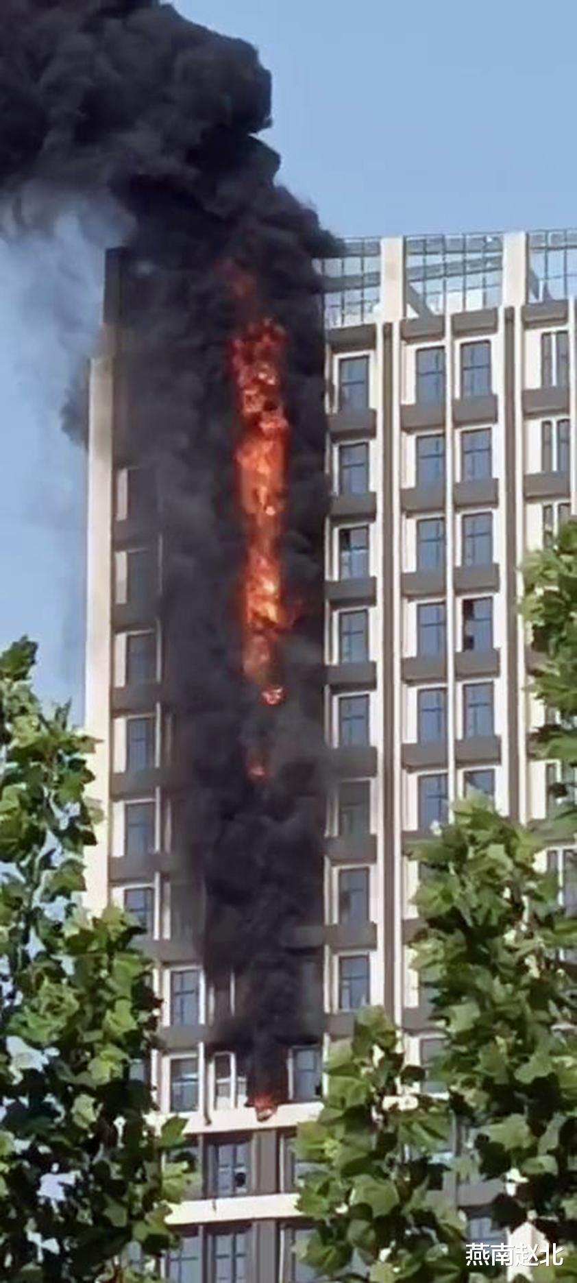 保定一新建楼盘外墙面燃起大火,从中间楼层迅速烧到顶楼