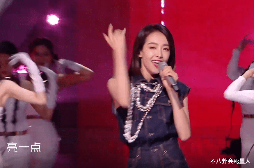 跨年 ?26位女星跨年争艳大戏:杨幂穿貂,杨紫撩开刘海,一个比一个有招