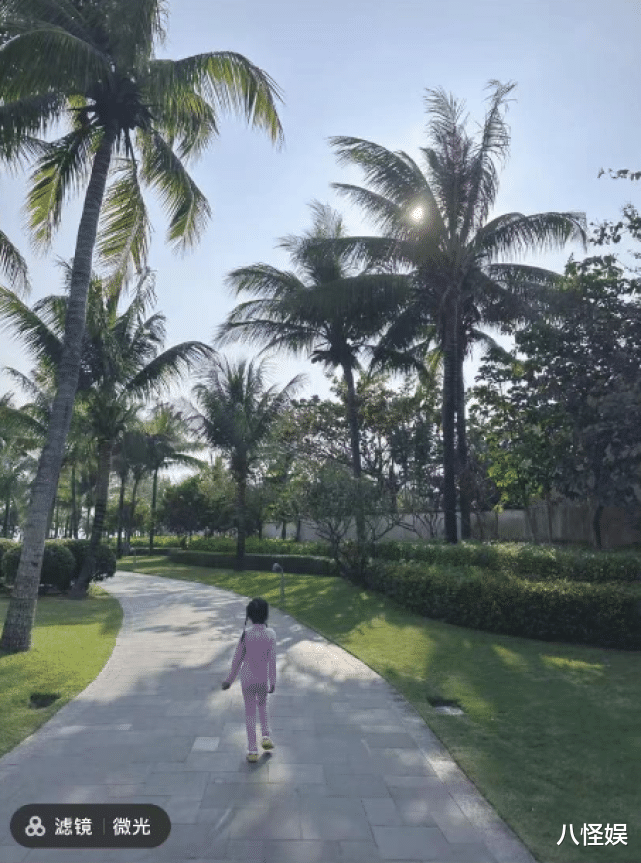 孙怡|孙怡母女海南度假,大福走路像走秀好有范,完美继承妈妈的大长腿