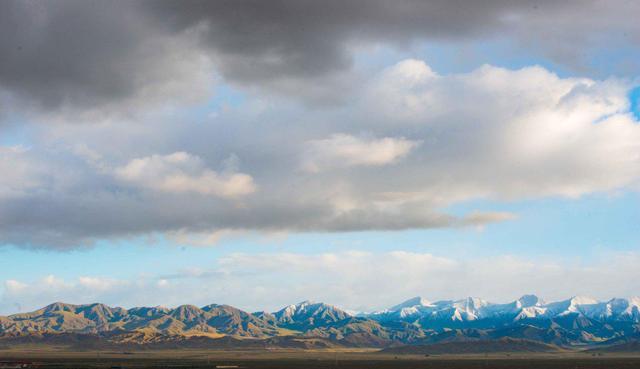 茶卡盐湖|茶卡盐湖在青海海西州乌兰县，天空之镜与盐雕、雪山为三大美景