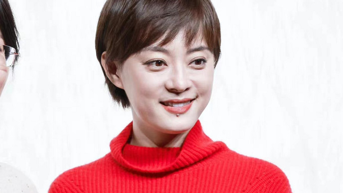 孙俪|40岁孙俪参加活动生图太敢拍！穿一身中国红站C位，娘娘范摆得足