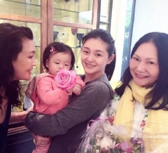 汪小菲|张颖颖开撕大S,点赞网友辱骂大S博文,否认汪小菲曾拒绝儿女抚养权!