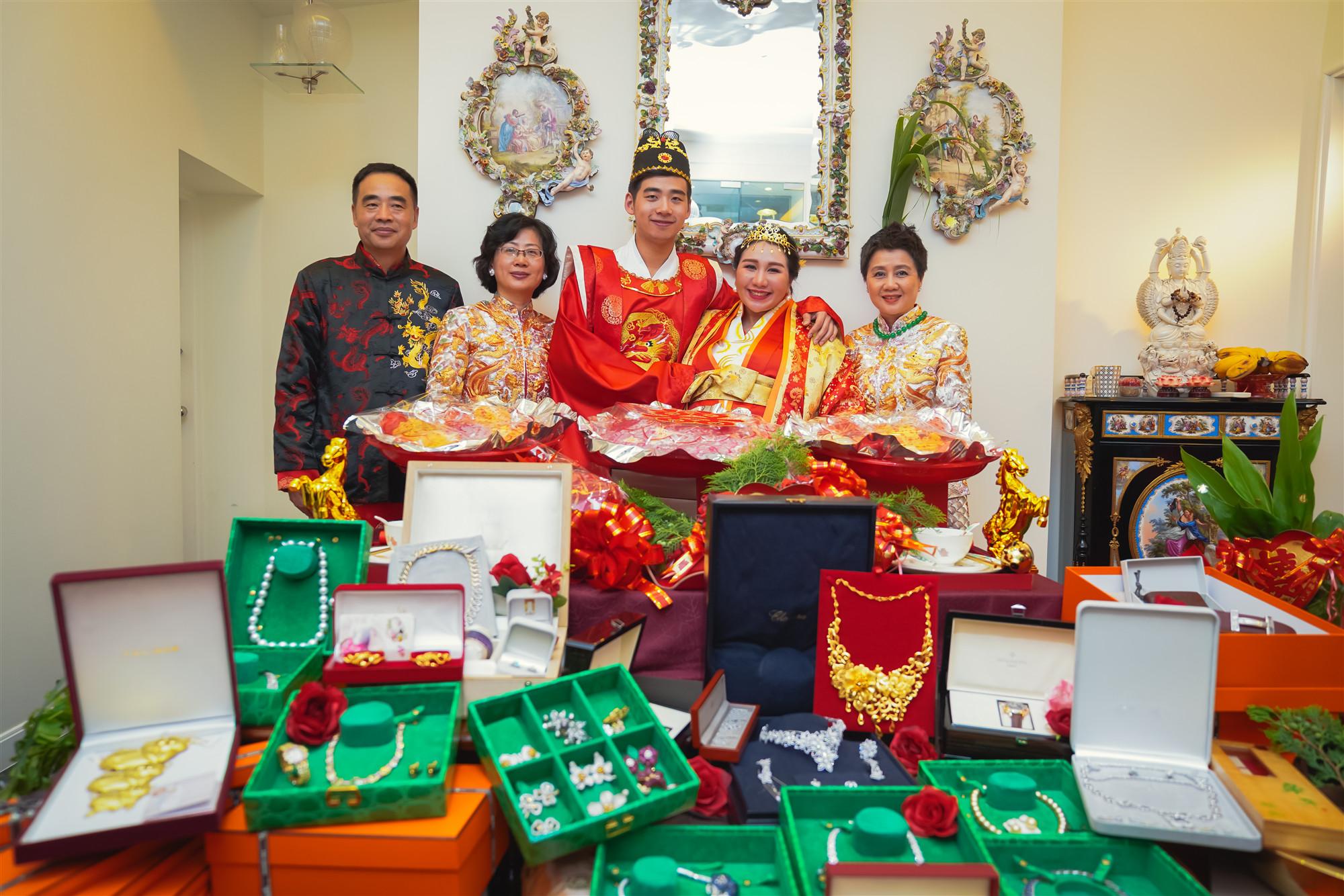 何超盈|何超盈：携14亿下嫁哈佛学霸，被亲妈当众发飙狂骂，她经历了什么