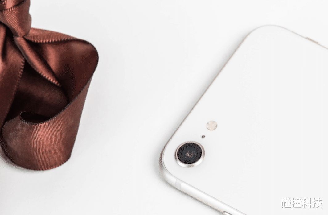 应用商店|iPhone SE3充电实测:用20W快充有多快?30分钟充电60%不是梦