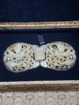 博物馆|明 和田玉籽料 白玉沁色 螭龙纹 带扣 带饰 把件