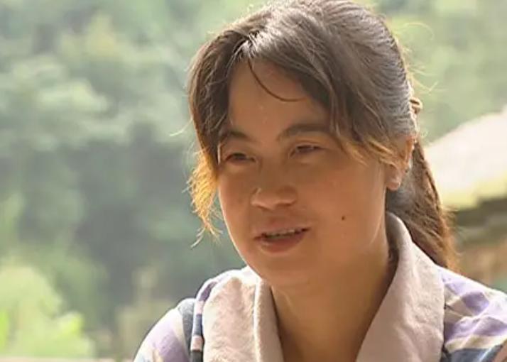 1999年雇主跑路,保姆没拿工钱,却将双胞胎“弃女”培养成大学生
