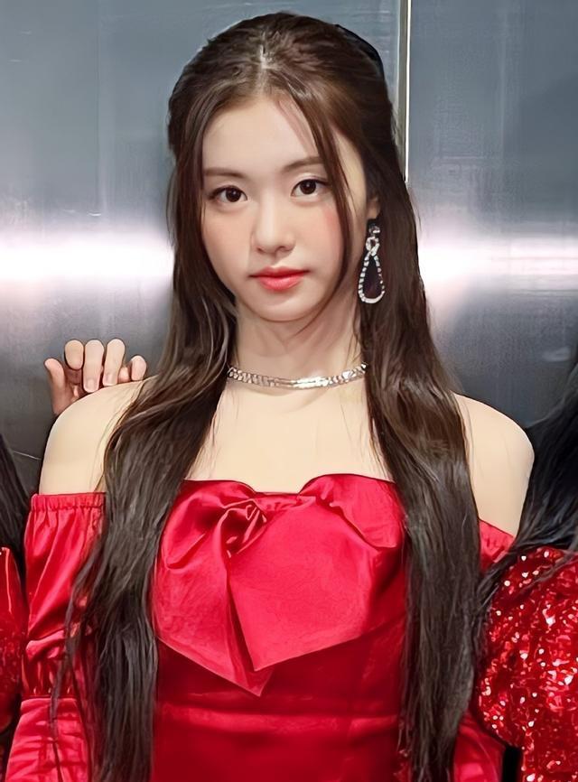 金佳蓝|LE SSERAFIM前成员金佳蓝，被指退团返校后被霸凌，时间线对不上