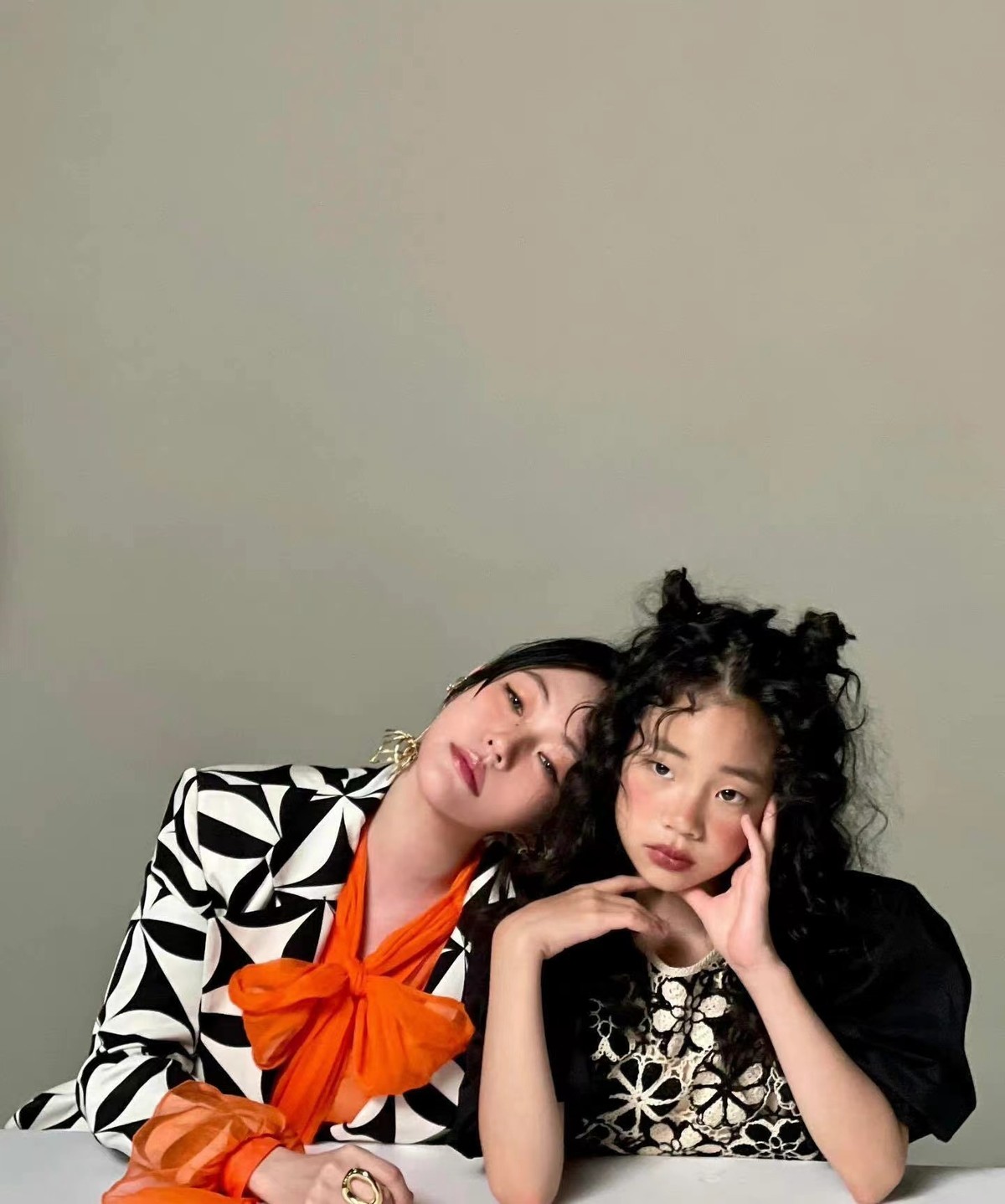 小S|小s三女儿真了不得!颜值低却大逆袭,烫爆炸头穿亮色赢了姐姐们