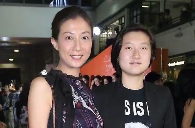 48岁港星吴绮莉生活拮据，转行干装修卖保险，网友感叹好可怜