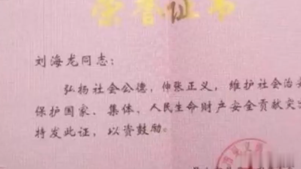 2018年昆山一男子当街持刀砍人，结果被路人反杀，法院：无罪释放