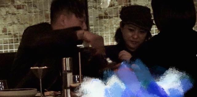 聚会|郝蕾聚会被拍，肤色黝黑胖的自然真实，不包装明星还不如素人