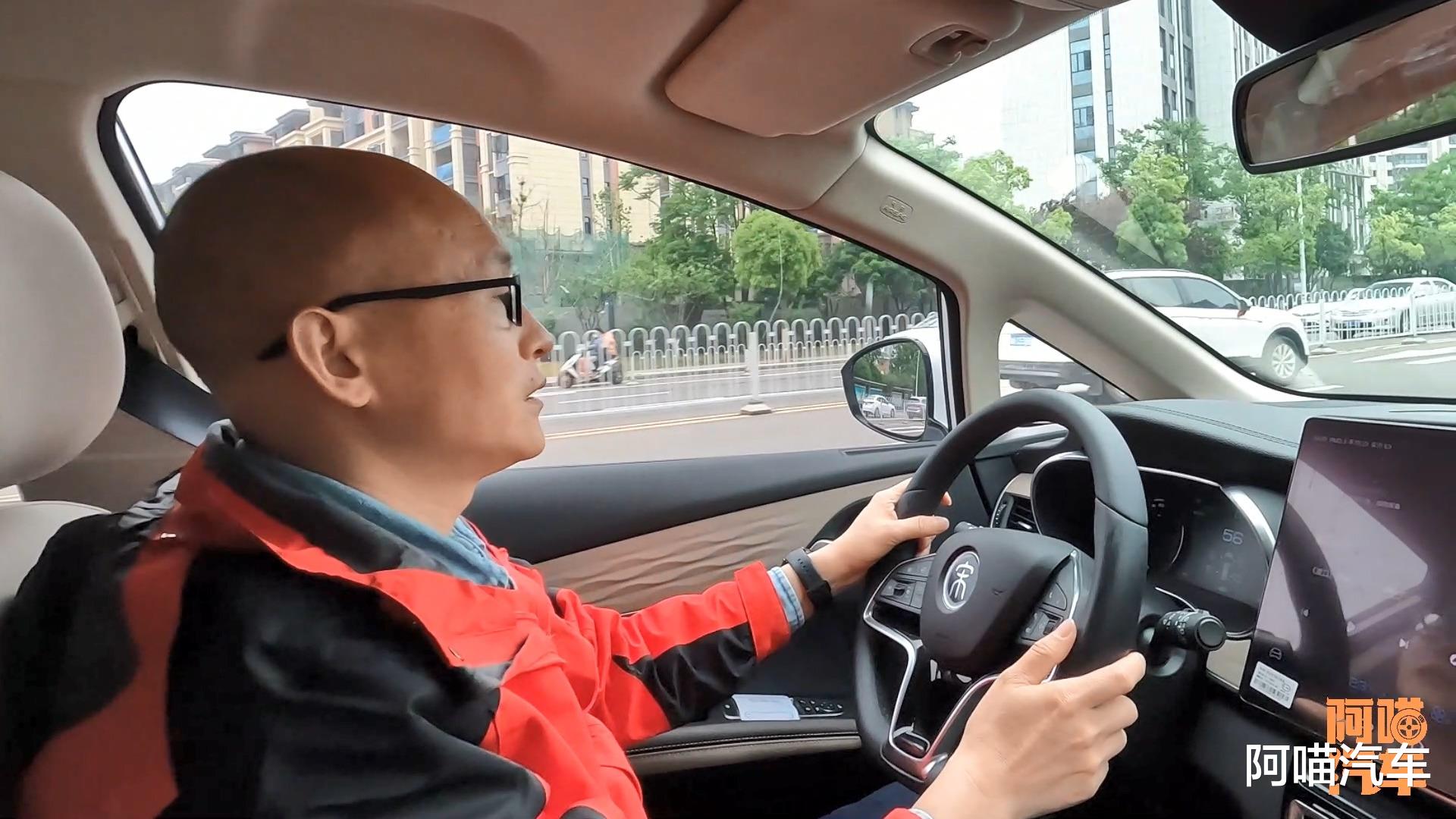 如何握方向盘才安全?这个姿势很多司机在用,车一碰撞手就废了