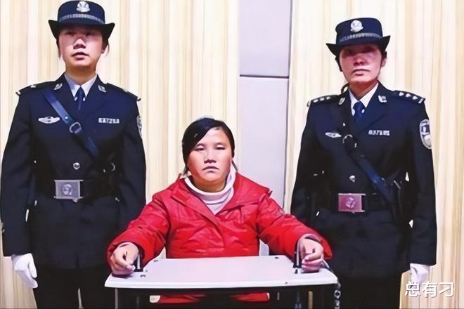 ?人贩子为躲罪将自己卖进山区,天天吃剩菜,女儿却在最好的学校